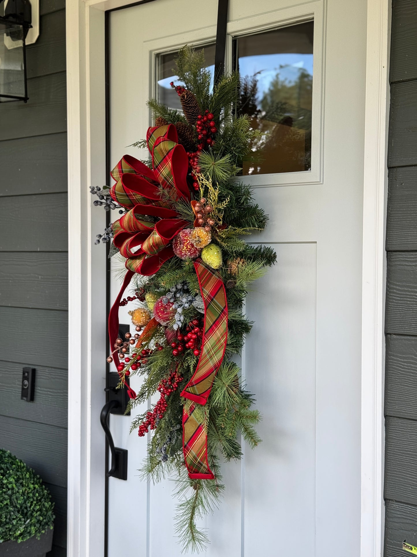XL Traditional Williamsburg Door Swag/Wreath