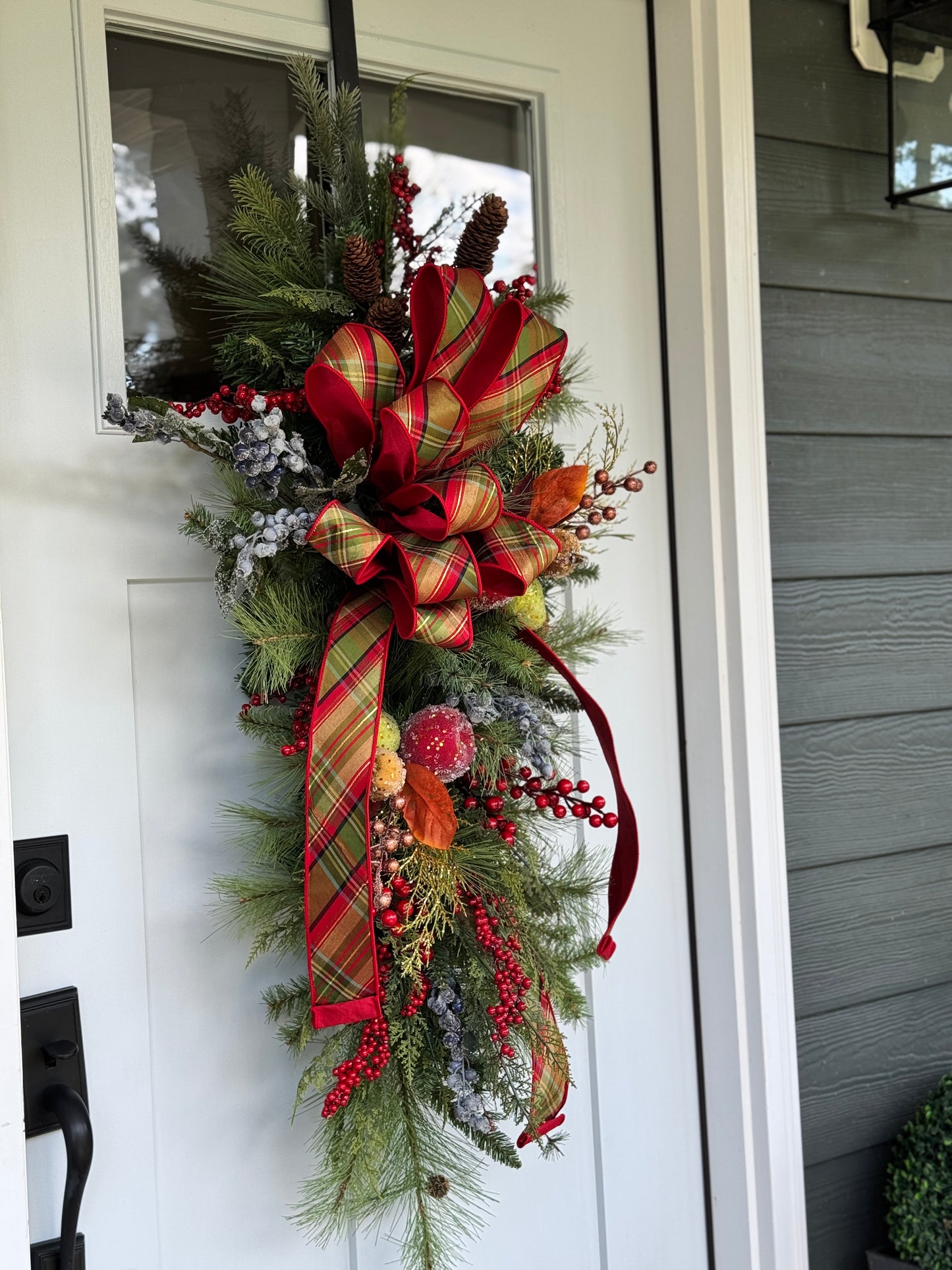 XL Traditional Williamsburg Door Swag/Wreath