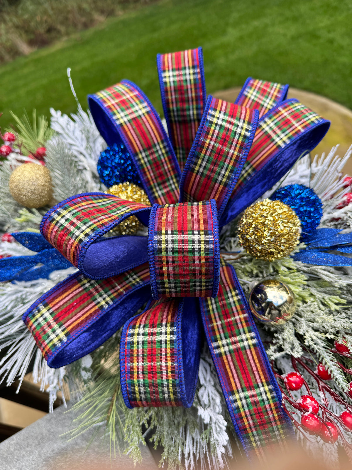 Caroler’s Plaid Winter/Holiday Centerpiece