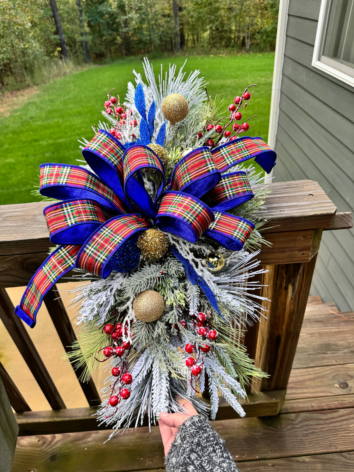Caroler’s Plaid Winter/Holiday Centerpiece
